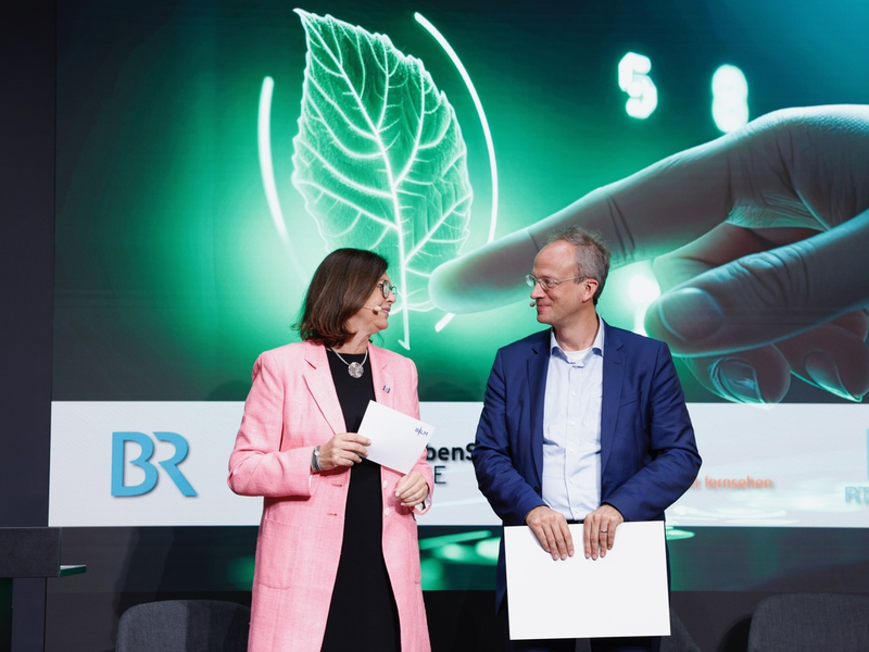 Nachhaltigkeitspreis Medien 2025 für Beiträge mit gesellschaftlicher Relevanz / Medienhäuser und Content Creators können sich ab sofort bei der BLM bewerben - Foto: Medientage München / Weiterer Text über ots und www.presseportal.de/nr/62483 / Die Verwendung dieses Bildes für redaktionelle Zwecke ist unter Beachtung aller mitgeteilten Nutzungsbedingungen zulässig und dann auch honorarfrei. Veröffentlichung ausschließ