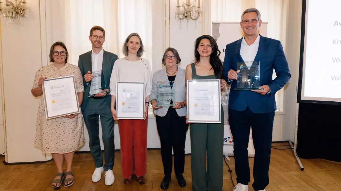 vhs Frankfurt am Main, vhs Reutlingen und kvhs Potsdam-Mittelmark erhalten Rita-Süssmuth-Preis für Stärkung von Demokratie durch internationale Zusammenarbeit in der Erwachsenenbildung - Bild: presseportal.de