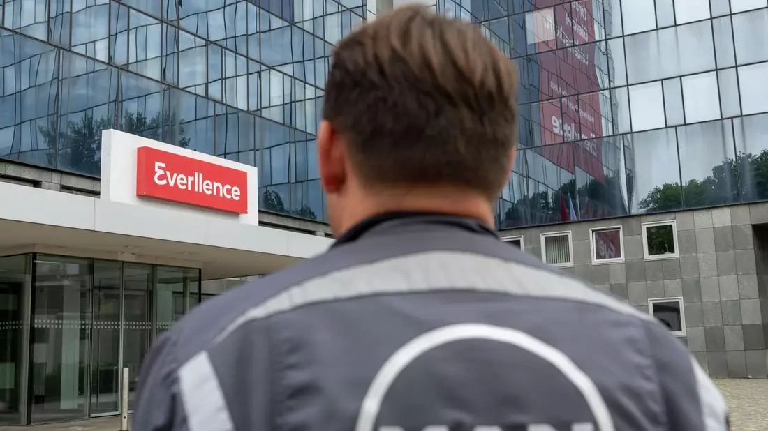 Mitarbeiter haben auf ihren Overalls noch das alte Logo von MAN, aber das Augsburger Traditionsunternehmen heißt nun Everllence. - Bild: Stefan Puchner/dpa