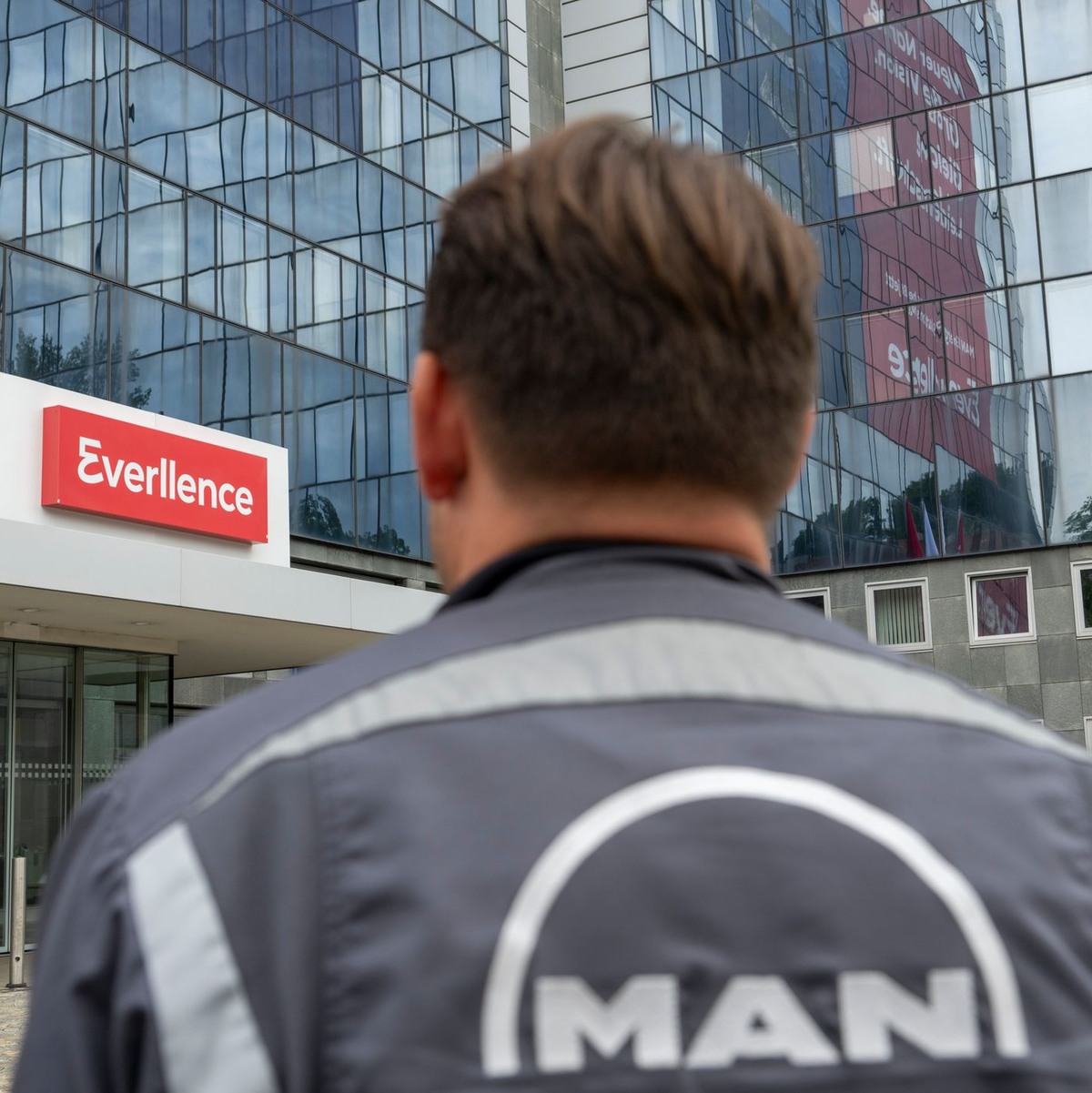 Mitarbeiter haben auf ihren Overalls noch das alte Logo von MAN, aber das Augsburger Traditionsunternehmen heißt nun Everllence. - Foto: Stefan Puchner/dpa