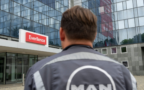 Mitarbeiter haben auf ihren Overalls noch das alte Logo von MAN, aber das Augsburger Traditionsunternehmen heißt nun Everllence. - Foto: Stefan Puchner/dpa