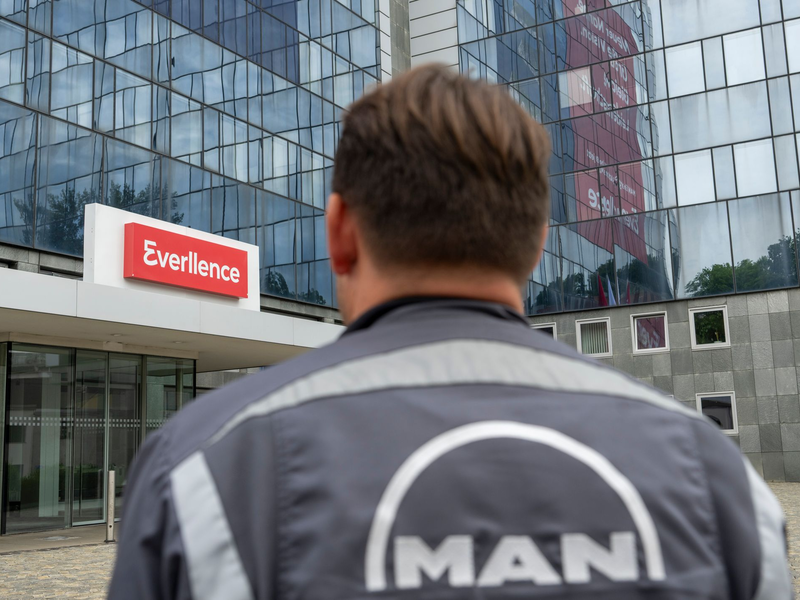 Mitarbeiter haben auf ihren Overalls noch das alte Logo von MAN, aber das Augsburger Traditionsunternehmen heißt nun Everllence. - Foto: Stefan Puchner/dpa