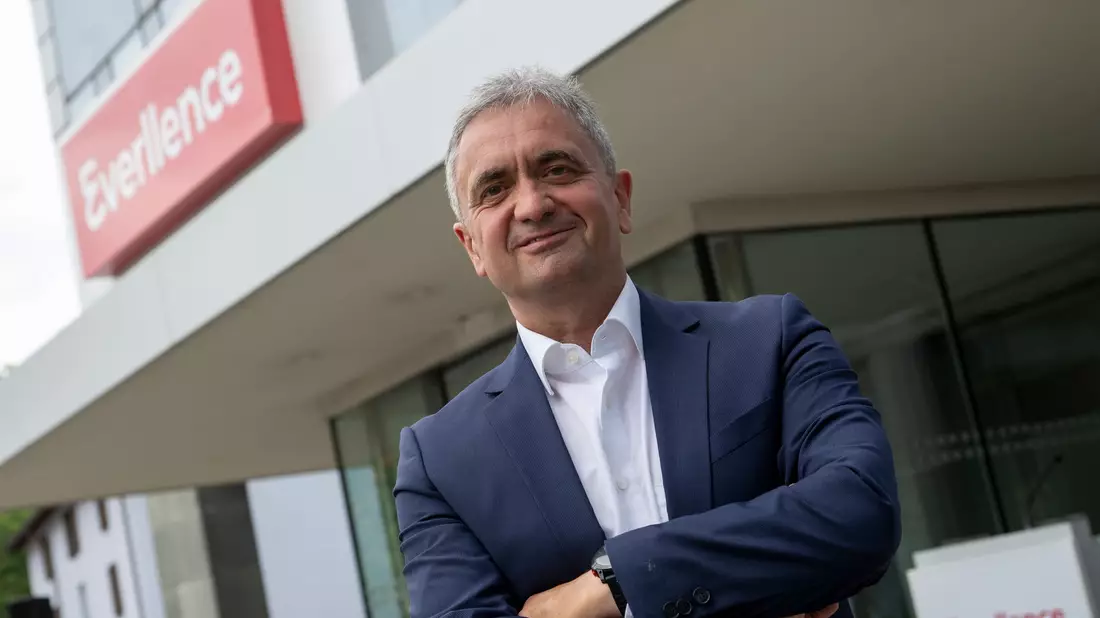Der Vorstandsvorsitzende Uwe Lauber präsentiert vor der Unternehmenszentrale den Schriftzug Everllence. - Bild: Stefan Puchner/dpa
