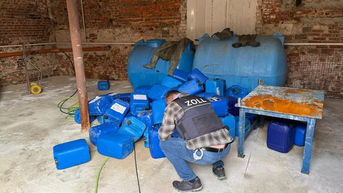 ZOLL-E: Staatsanwaltschaft Köln und Zollfahndung Essen decken illegales Großlabor für synthetische Drogen in Kerpen auf / 24 Personen festgenommen - Bild: presseportal.de