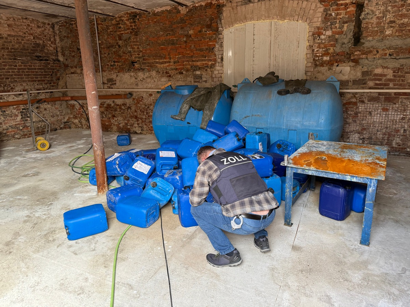 ZOLL-E: Staatsanwaltschaft Köln und Zollfahndung Essen decken illegales Großlabor für synthetische Drogen in Kerpen auf / 24 Personen festgenommen - Foto: presseportal.de