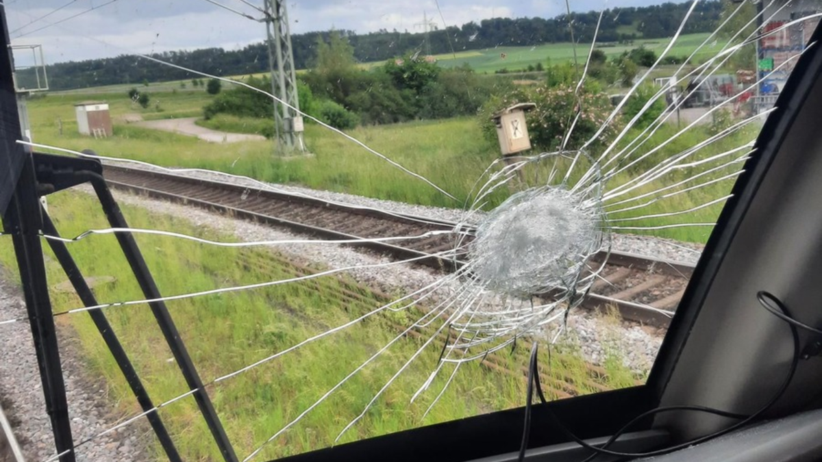 POL-MFR: (573) Stein auf Frontscheibe eines fahrenden Güterzugs geworfen - Ansbacher Mordkommission sucht Zeugen - Foto: presseportal.de