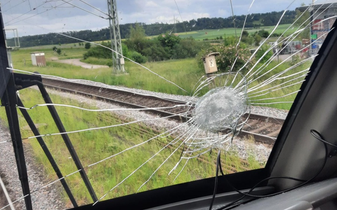 POL-MFR: (573) Stein auf Frontscheibe eines fahrenden Güterzugs geworfen - Ansbacher Mordkommission sucht Zeugen - Foto: presseportal.de