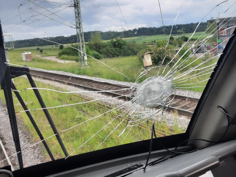 POL-MFR: (573) Stein auf Frontscheibe eines fahrenden Güterzugs geworfen - Ansbacher Mordkommission sucht Zeugen - Foto: presseportal.de
