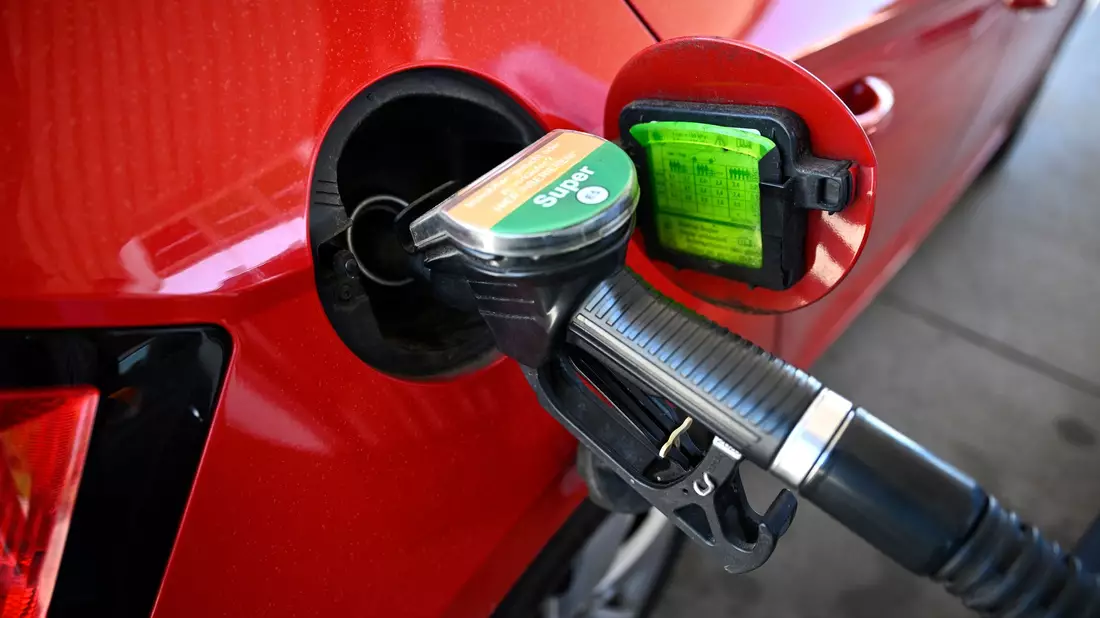 Tanken ist zuletzt sukzessive billiger geworden.  - Bild: Philip Dulian/dpa
