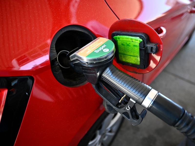 Tanken ist zuletzt sukzessive billiger geworden.  - Foto: Philip Dulian/dpa