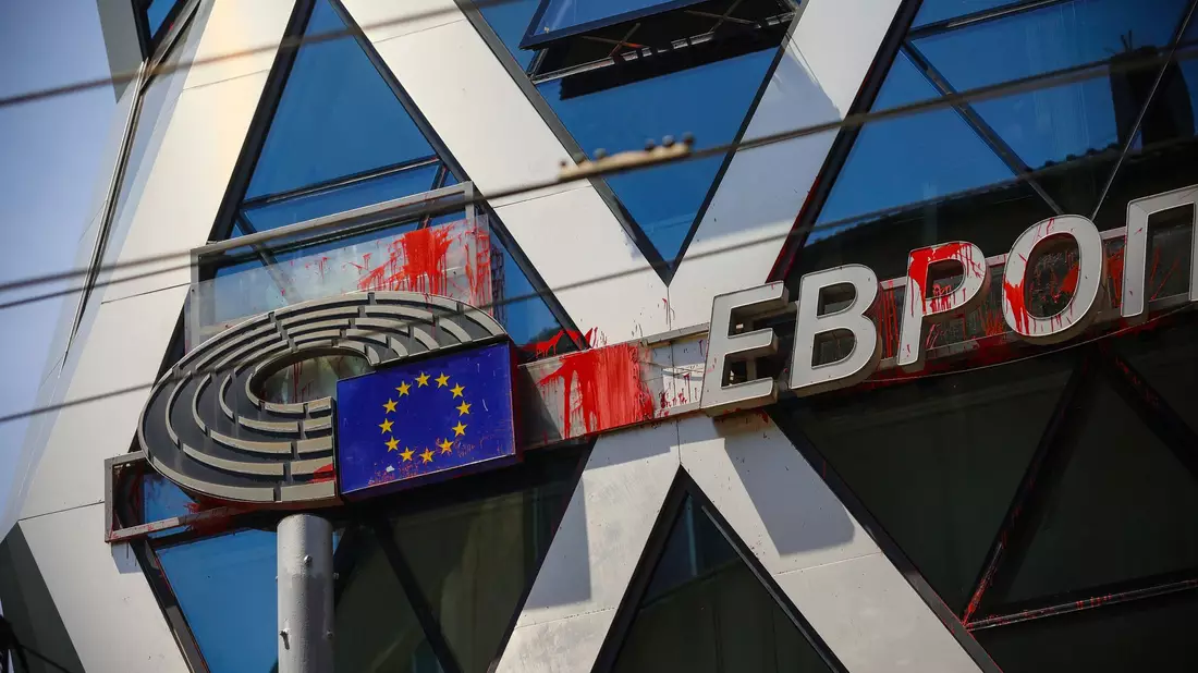 «Nein zum Euro» steht auf diesem Graffito an einer Wand in der Hauptstadt Sofia. - Bild: Valentina Petrova/AP/dpa