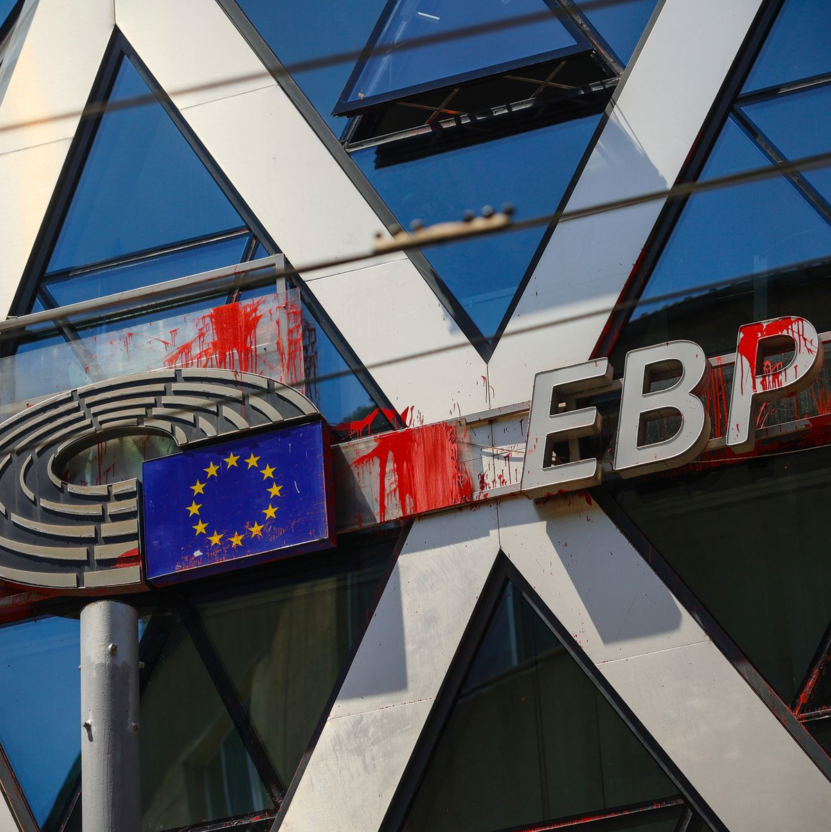 «Nein zum Euro» steht auf diesem Graffito an einer Wand in der Hauptstadt Sofia. - Foto: Valentina Petrova/AP/dpa