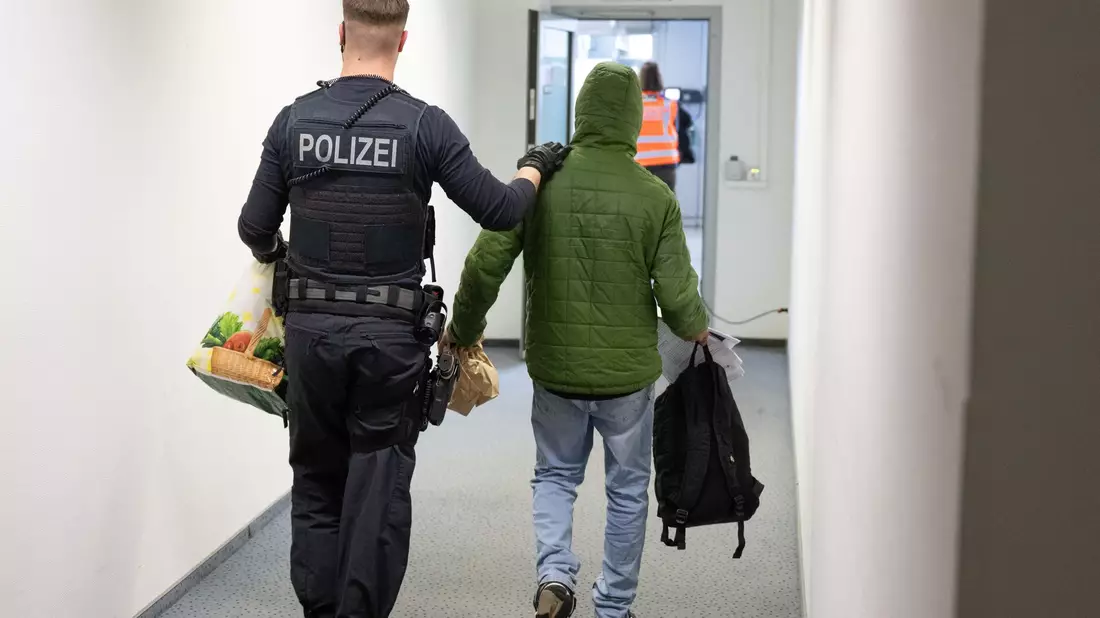 Mit Hilfe zusätzlicher Druckmittel sollen Abschiebungen nach der Vorstellung der EU-Staaten zukünftig schneller gehen. (Symbolbild) - Bild: Boris Roessler/dpa