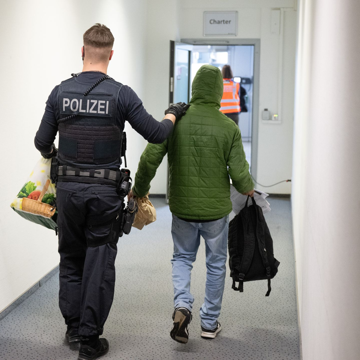 Wer in Ausreisegewahrsam oder Abschiebehaft kommt, soll von Amts wegen keinen Rechtsbeistand mehr erhalten. Es steht diesen Menschen aber frei, sich selbst einen Anwalt zu suchen. (Archivbild) - Foto: Boris Roessler/dpa
