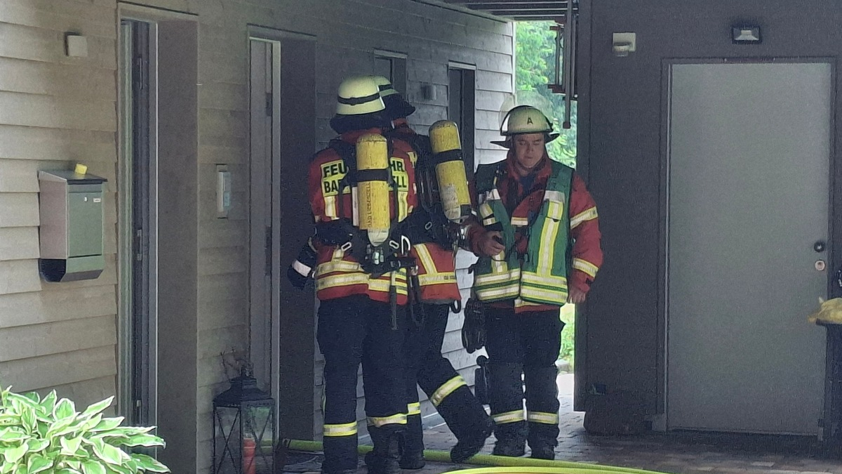 KFV-CW: Schwelbrand nach Blitzeinschlag / Hausbesitzer entdecken Gefahr im Obergeschoss/Feuerwehr öffnet Dachstuhl - Foto: presseportal.de