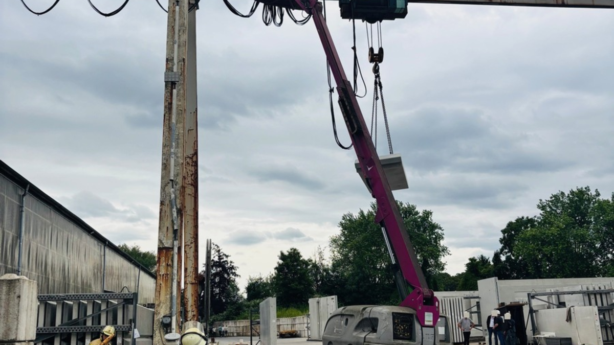 FW-GLA: Technische Rettung aus dem Korb einer Hubarbeitsbühne - Foto: presseportal.de
