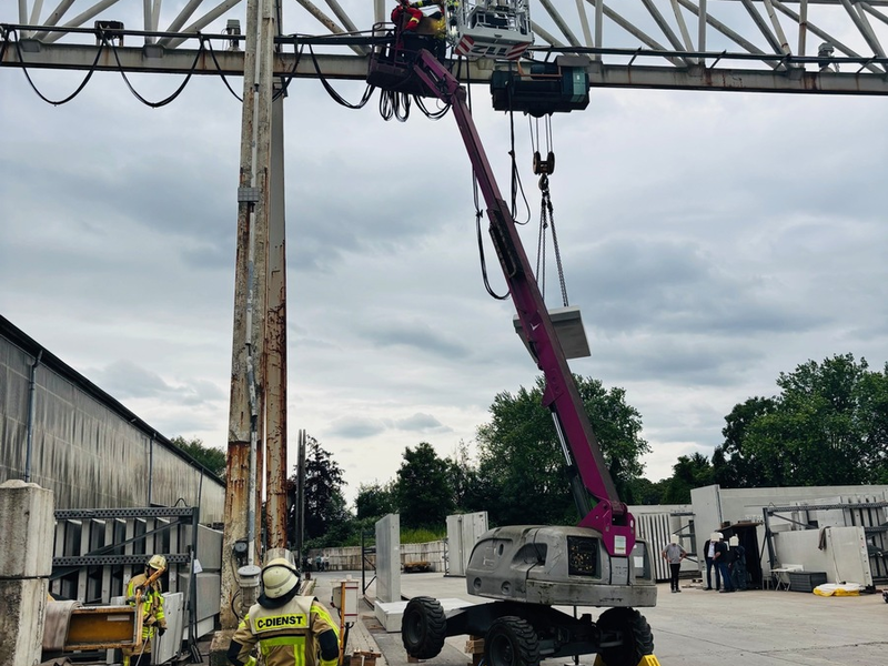 FW-GLA: Technische Rettung aus dem Korb einer Hubarbeitsbühne - Foto: presseportal.de