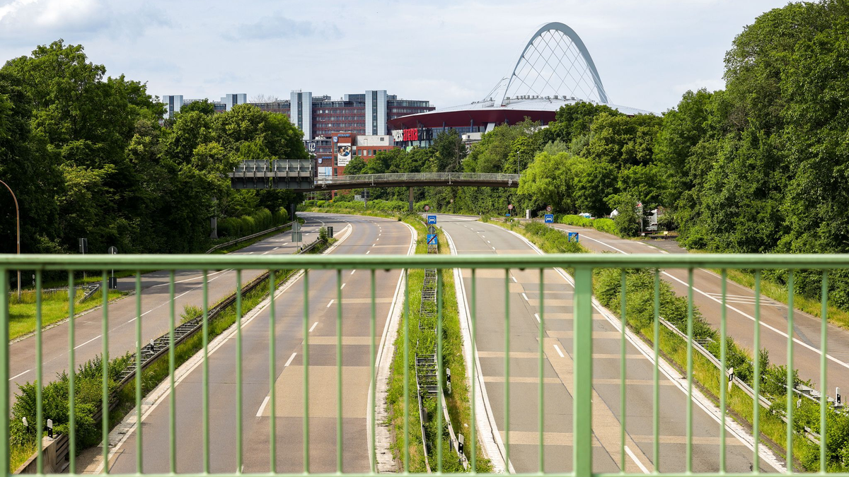  20.000 Menschen mussten ihre Wohnungen verlassen, Straßen wurden gesperrt, auch der Bahnverkehr über den Rhein kam zum Erliegen. - Foto: Christoph Reichwein/dpa