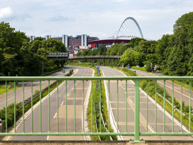  20.000 Menschen mussten ihre Wohnungen verlassen, Straßen wurden gesperrt, auch der Bahnverkehr über den Rhein kam zum Erliegen. - Foto: Christoph Reichwein/dpa