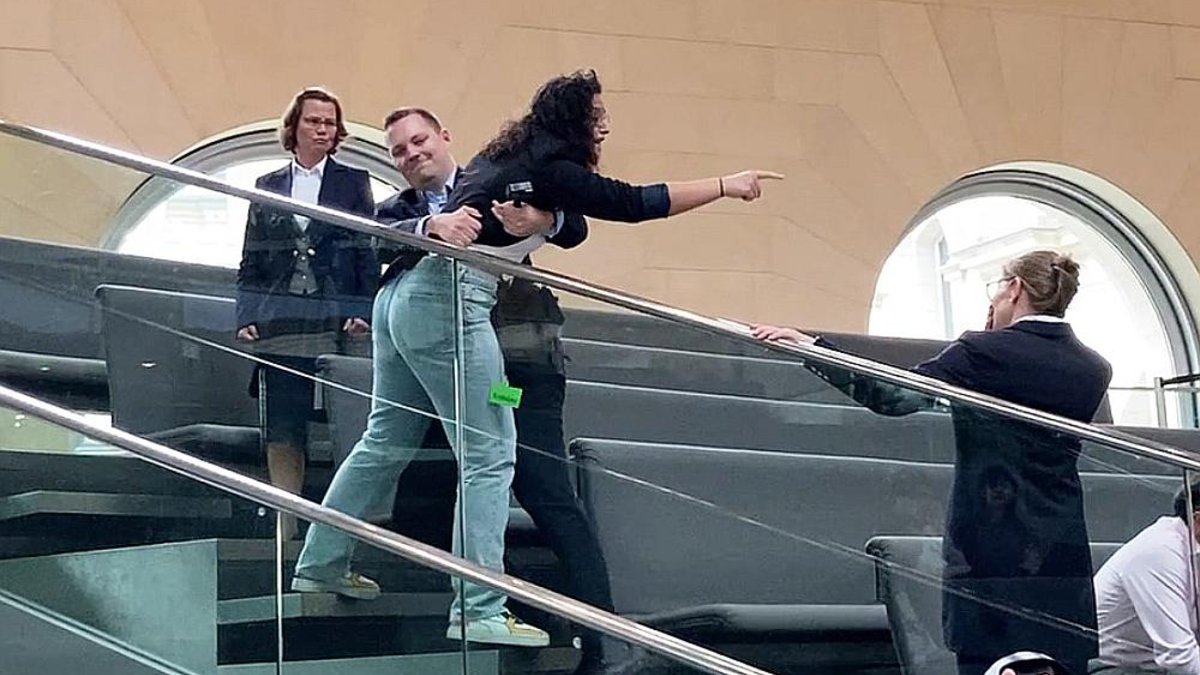 Besucherin stört Bundestagssitzung am 04.06.2025 - Foto: über dts Nachrichtenagentur