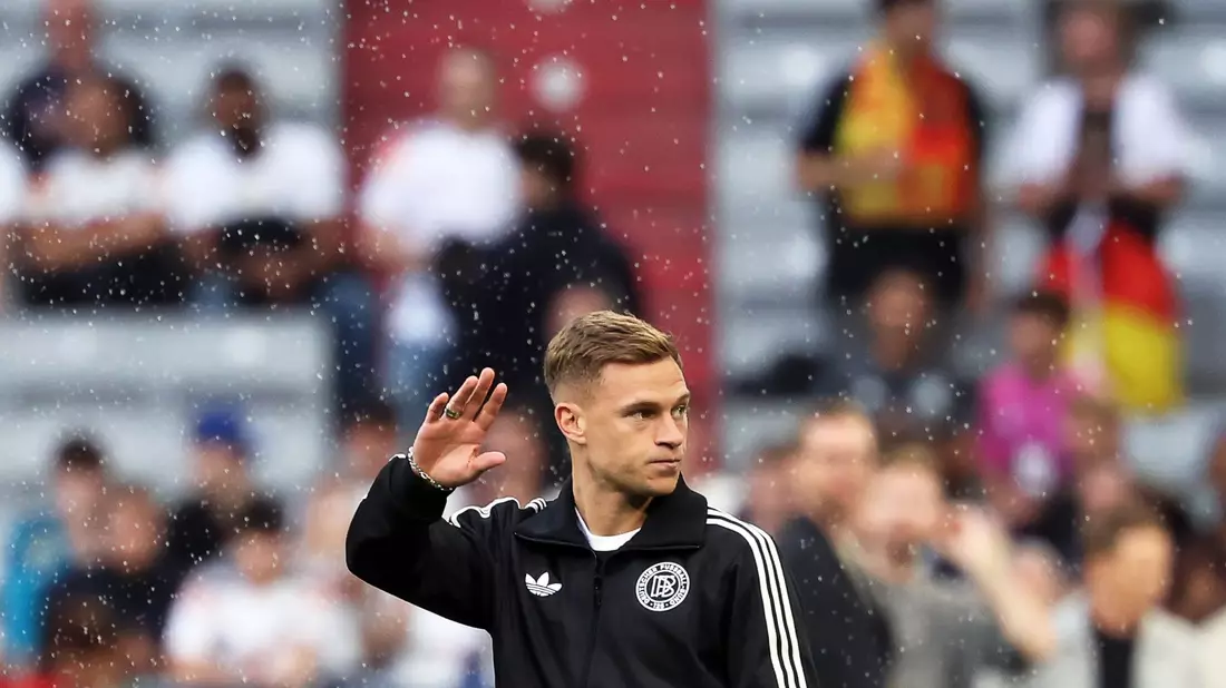 Kapitän Joshua Kimmich winkt nach der Ankunft im Münchner Stadion den Fans zu. - Bild: Christian Charisius/dpa