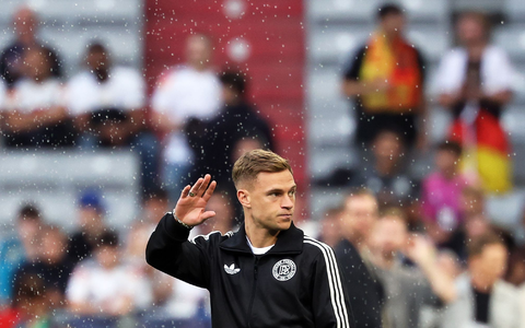 Frust nach dem Portugal-Spiel: Der Neu-Münchner Jonathan Tag (l), Kapitän Joshua Kimmich (M) und Aleksandar Pavlovic (r). - Foto: Christian Charisius/dpa