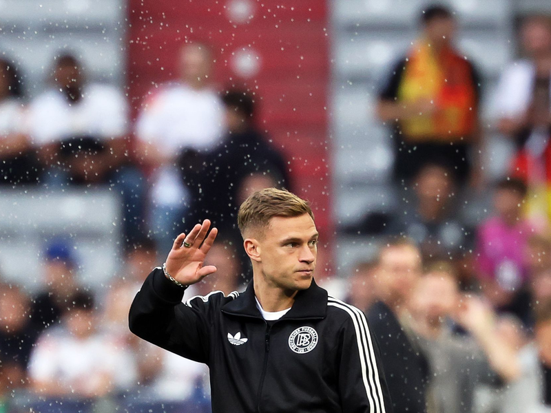 Rudi Völler (l) verlangt im Spiel um Platz drei der Nations League eine bessere Leistung des DFB-Teams. - Foto: Christian Charisius/dpa