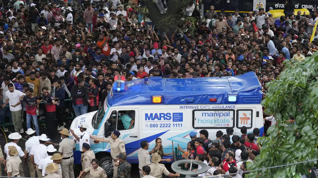 Kricket-Fans in Bengaluru jubeln ihrem Heimteam zu, das in einem Bus sitzt. - Bild: Aijaz Rahi/AP/dpa