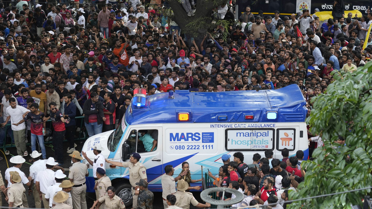 Kricket-Fans in Bengaluru jubeln ihrem Heimteam zu, das in einem Bus sitzt. - Foto: Aijaz Rahi/AP/dpa