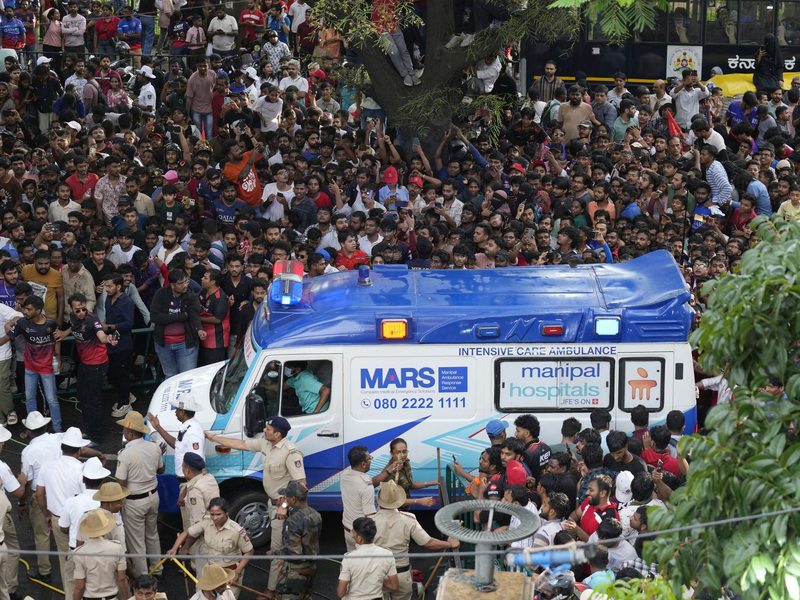 Kricket-Fans in Bengaluru jubeln ihrem Heimteam zu, das in einem Bus sitzt. - Foto: Aijaz Rahi/AP/dpa