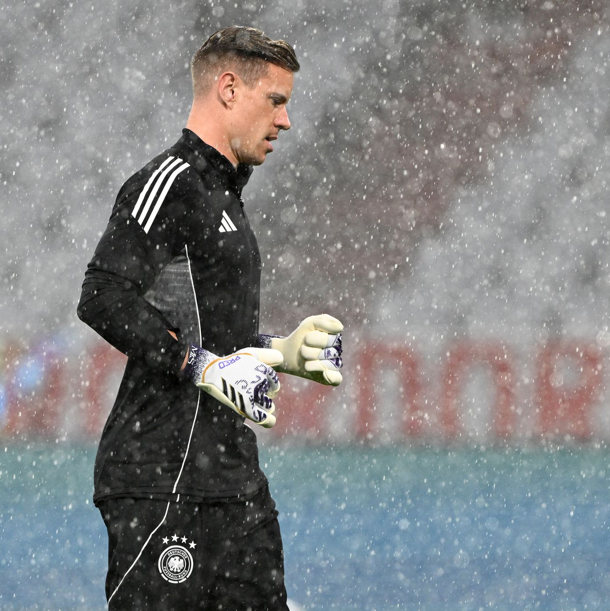 Nächster missglückter Dreifach-Wechsel: Bundestrainer Julian Nagelsmann (l) bringt beim Stand von 1:0 Serge Gnabry, Niclas Füllkrug und Robin Gosens. - Foto: Federico Gambarini/dpa