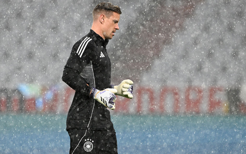 Nächster missglückter Dreifach-Wechsel: Bundestrainer Julian Nagelsmann (l) bringt beim Stand von 1:0 Serge Gnabry, Niclas Füllkrug und Robin Gosens. - Foto: Federico Gambarini/dpa