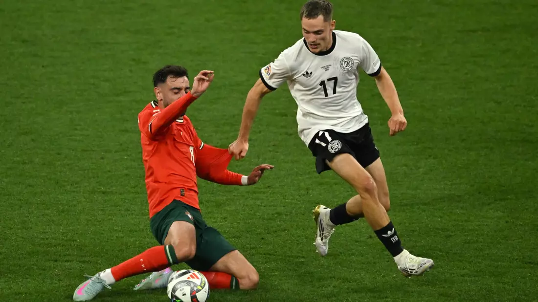 Nick Woltemade (l) hatte bei seinem Länderspiel-Debüt gegen Portugals Abwehrrecken einen schweren Stand. - Bild: Peter Kneffel/dpa
