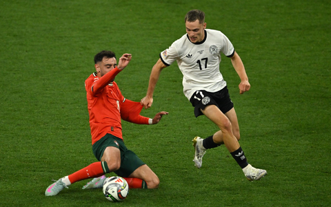 Nick Woltemade (l) hatte bei seinem Länderspiel-Debüt gegen Portugals Abwehrrecken einen schweren Stand. - Foto: Peter Kneffel/dpa