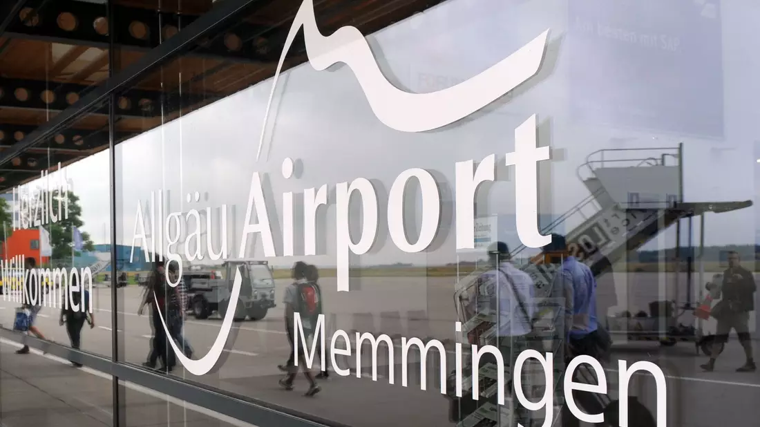 Am Flughafen Memmingen läuft ein Rettungseinsatz. (Symbolbild) - Bild: Andreas Gebert/dpa
