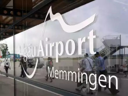 Am Flughafen Memmingen lÀuft ein Rettungseinsatz. (Symbolbild) - Foto: Andreas Gebert/dpa