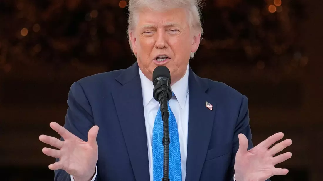 Trump kündigt Einreisebeschränkungen an.  - Bild: Alex Brandon/AP/dpa