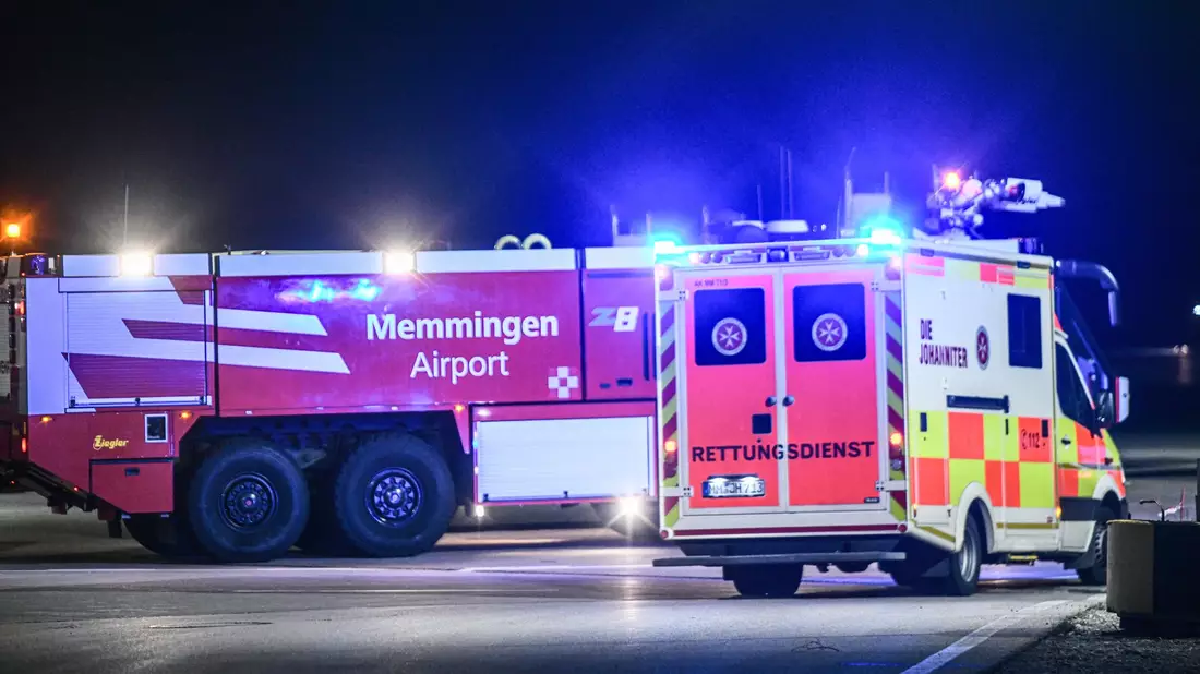 Am Flughafen Memmingen wurde ein Rettungseinsatz ausgelöst.  - Bild: Jason Tschepljakow/dpa