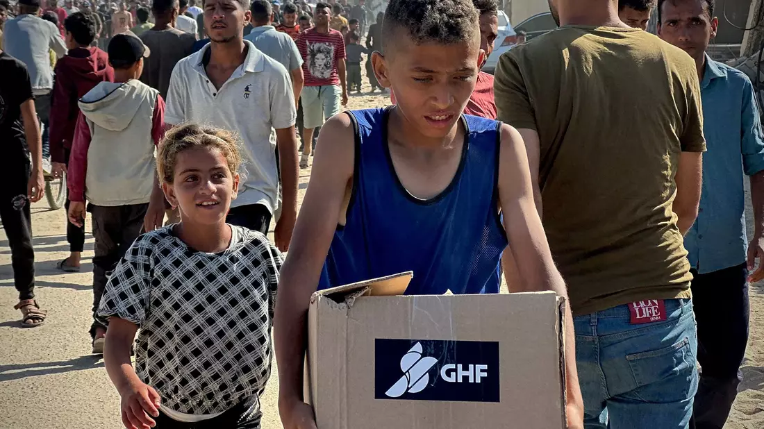 Die von Israel und den USA geförderte Stiftung GHF umgeht die Vereinten Nationen bei der Verteilung von humanitärer Hilfe.  - Bild: Moaz Abu Taha/APA Images via ZUMA Press Wire/dpa