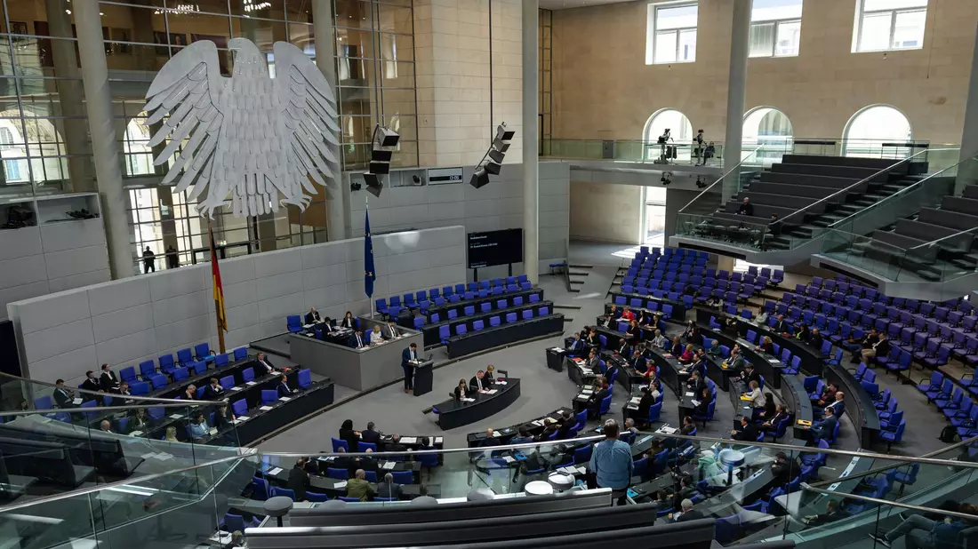 Die Abgeordnetendiäten sind immer ein heikles Thema für den Bundestag. (Archivbild) - Bild: Hannes P Albert/dpa