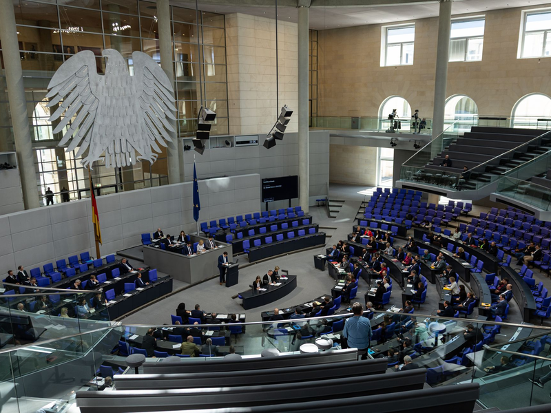 Die Abgeordnetendiäten sind immer ein heikles Thema für den Bundestag. (Archivbild) - Foto: Hannes P Albert/dpa