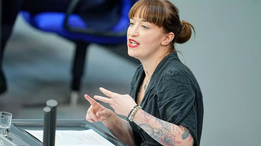 Linke-Politikerin Heidi Reichinnek kritisiert die Diätenanhebung.  - Bild: Michael Kappeler/dpa