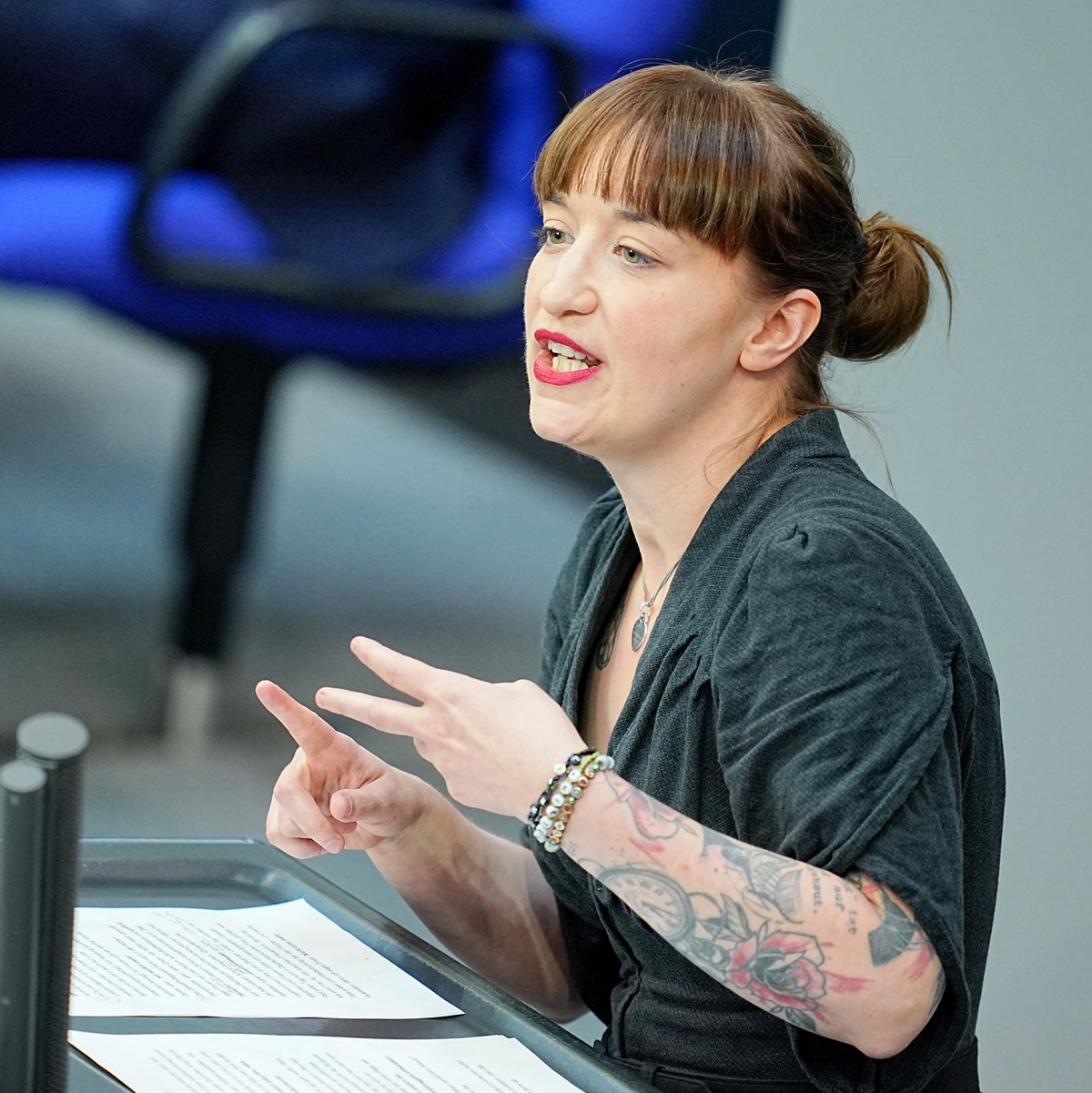 Linke-Politikerin Heidi Reichinnek kritisiert die Diätenanhebung.  - Foto: Michael Kappeler/dpa