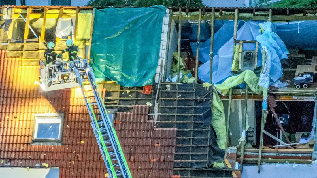 In Ulm wurden infolge des Unwetters mehrere Wohnhausdächer abgedeckt - war es ein Tornado? - Bild: Jason Tschepljakow/dpa