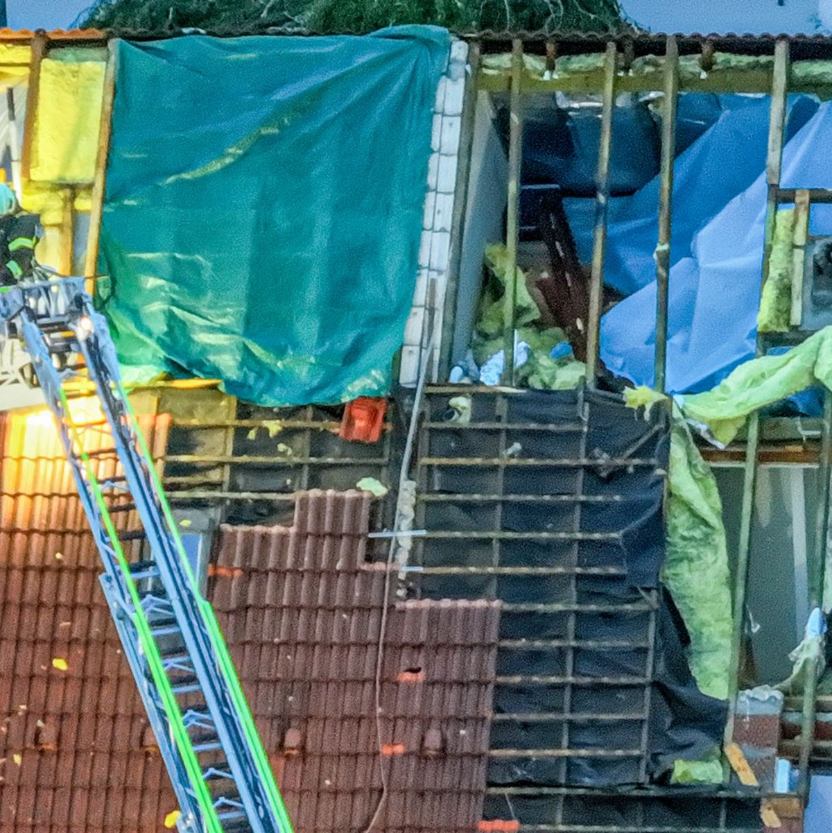 In Ulm wurden infolge des Unwetters mehrere Wohnhausdächer abgedeckt - war es ein Tornado? - Foto: Jason Tschepljakow/dpa