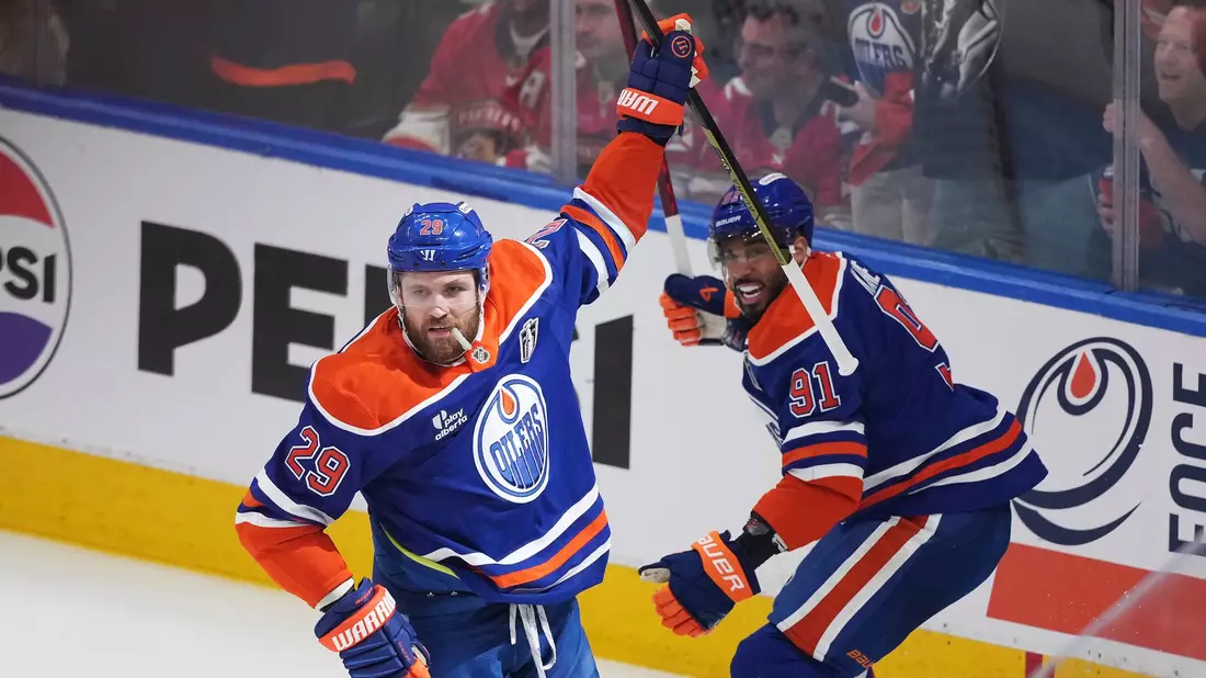 Die Oilers und Panthers lieferten sich ein intensives Auftaktmatch in die Stanley-Cup-Finals. - Bild: Darryl Dyck/The Canadian Press via AP/dpa