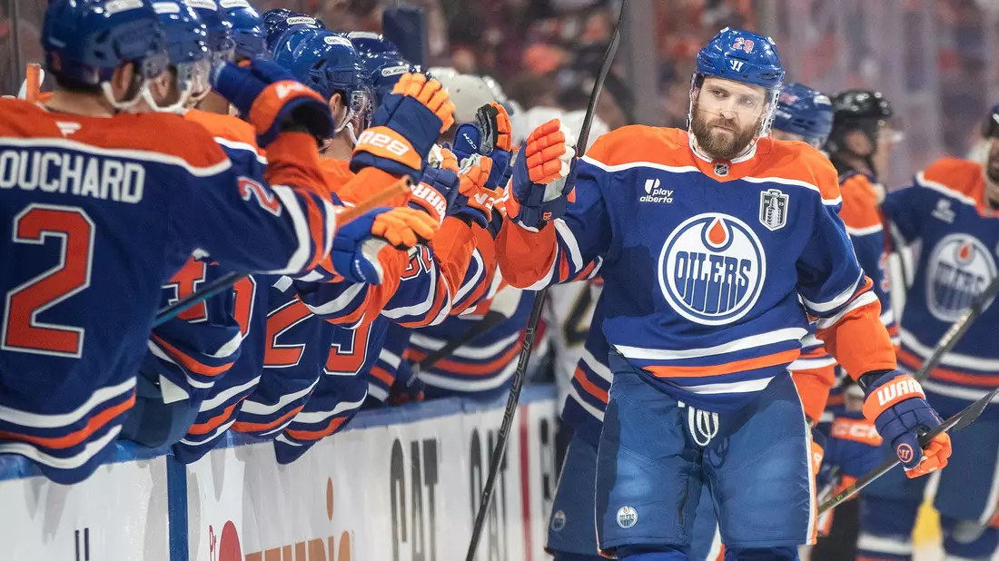  Leon Draisaitl wird nach seinem Treffer von seinen Teamkollegen gefeiert. - Bild: Jason Franson/The Canadian Press via AP/dpa