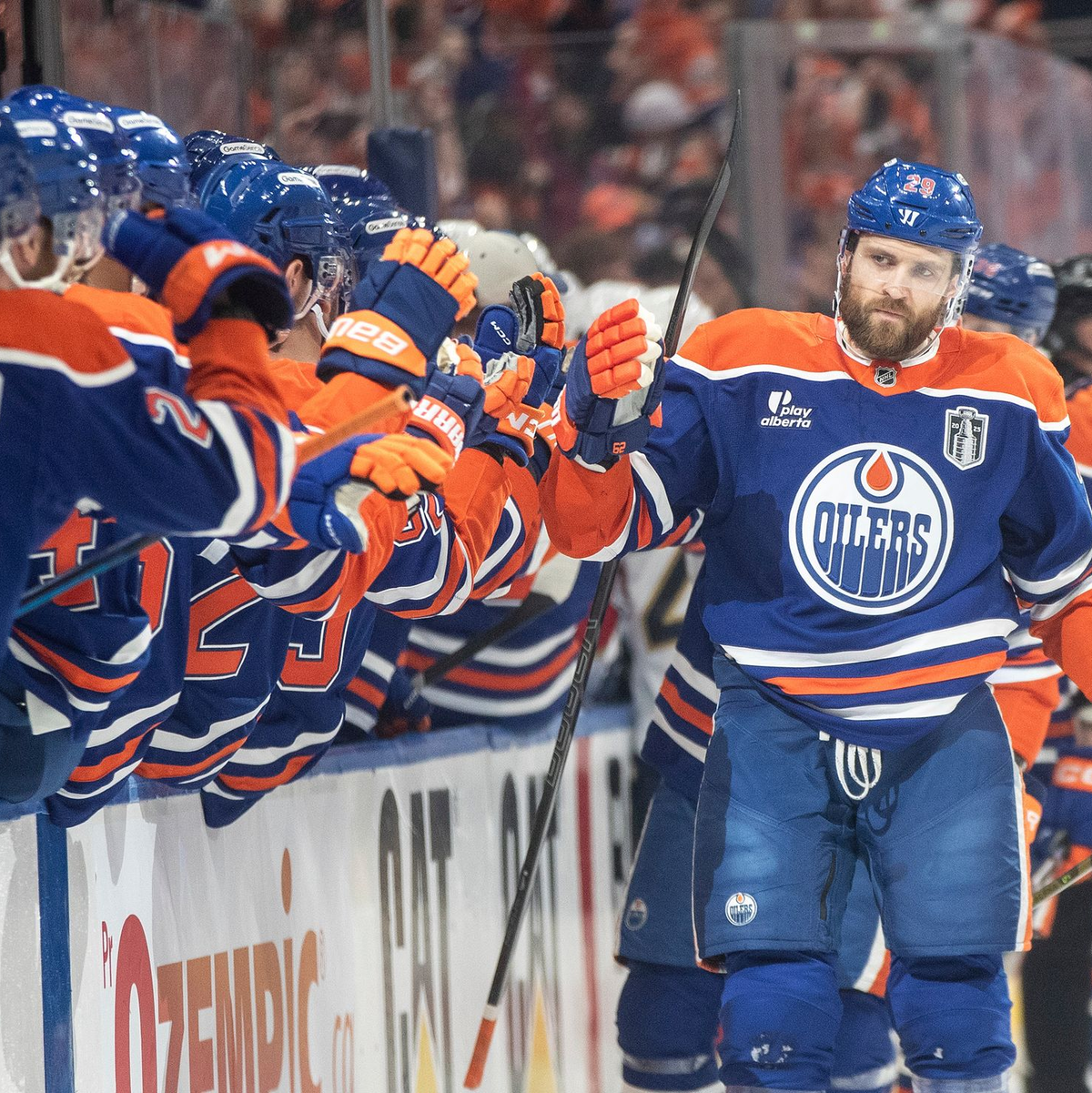 Leon Draisaitl wird nach seinem Treffer von seinen Teamkollegen gefeiert. - Foto: Jason Franson/The Canadian Press via AP/dpa