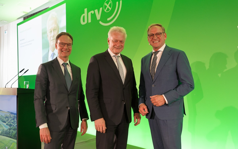 Bundeslandwirtschaftsminister Alois Rainer beim Deutschen Raiffeisentag: Genossenschaften sind Macher und nicht Verhinderer / Vom Deutschen Raiffeisentag 2025 geht Aufbruchstimmung aus. - Foto: presseportal.de