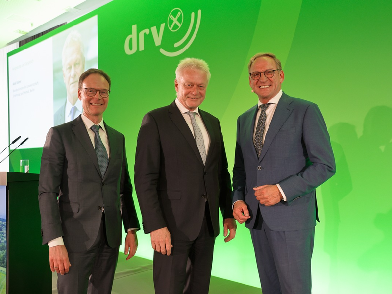 Bundeslandwirtschaftsminister Alois Rainer beim Deutschen Raiffeisentag: Genossenschaften sind Macher und nicht Verhinderer / Vom Deutschen Raiffeisentag 2025 geht Aufbruchstimmung aus. - Foto: presseportal.de